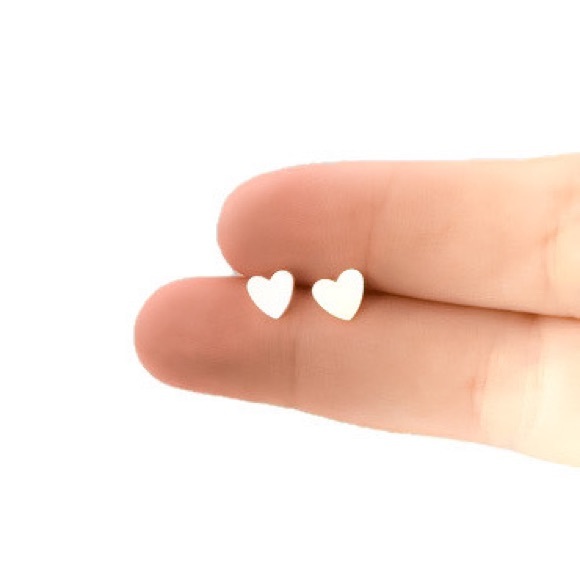 ❤︎Cute 925 Sterling Silver Small Sized 7mm Heart Shaped Stud Earrings❤︎ - Picture 3 of 6
